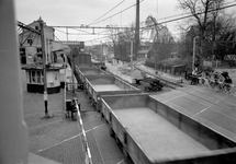 168891 Gezicht op de spoorwegovergang bij het N.S.-station Driebergen-Zeist te Driebergen-Rijsenburg, vanaf het ...